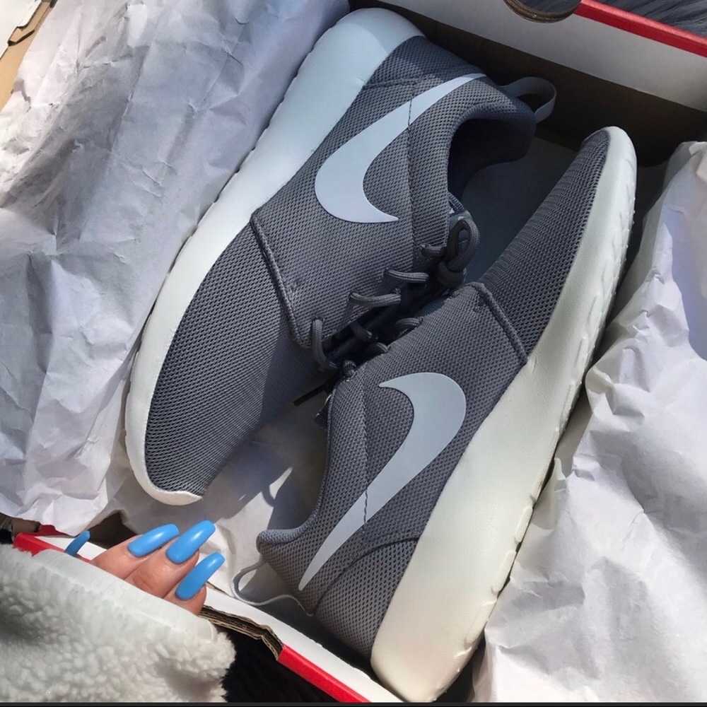 NWB NIKE ROSHE ONE WOMENS SIZE 10 - Picture 2 of 8